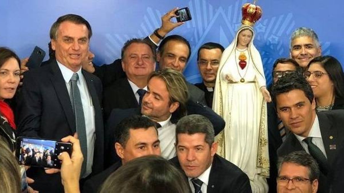 Bolsonaro, en la parte superior izquierda, junto a la imagen de la Virgen de Fátima tras el acto de consagración