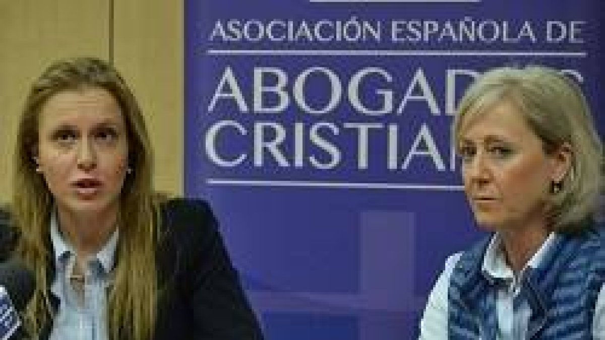 Polonia Castellanos, presidenta de la Asociación de Abogados Cristianos (izquierda) y Elena Lorenzo (derecha), coach perseguida por el lobby LGTB
