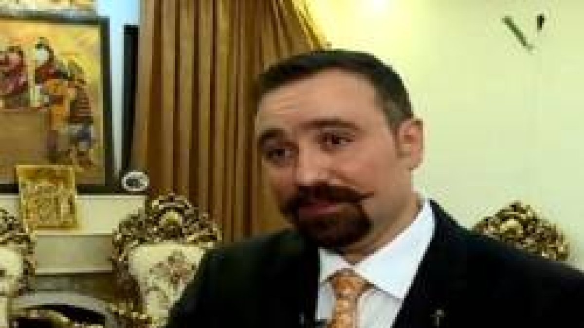 El ministro Abdoka, encargado de Transportes en el Gobierno del Kurdistán iraquí, es cristiano y juró sobre una Biblia dañada por ISIS.