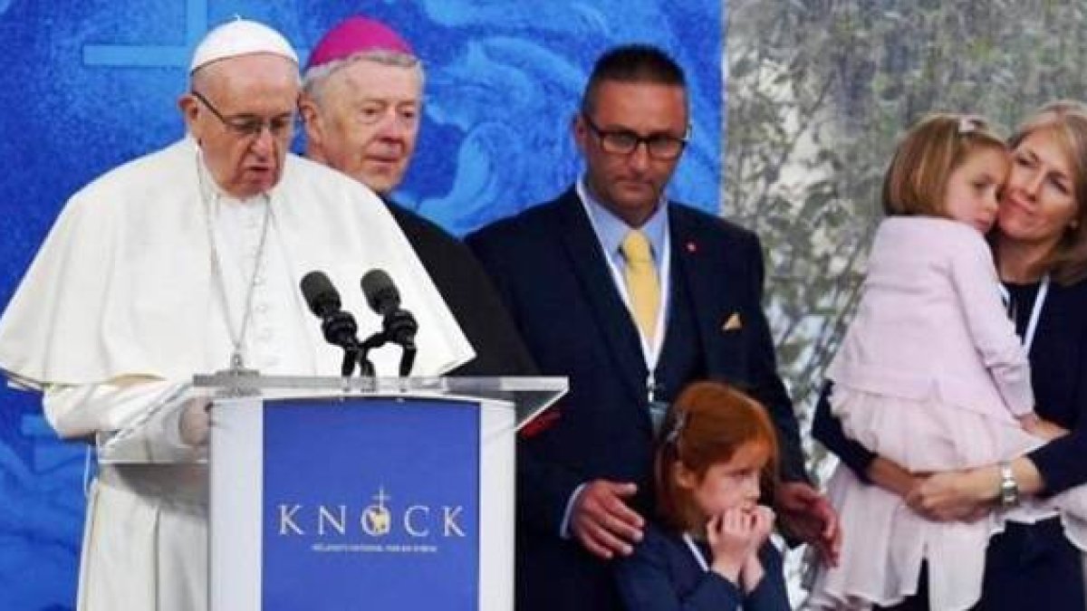 Davide, junto a su mujer y sus hijos durante la visita del Papa a Irlanda, concretamente al santuario de Knock, en 2018