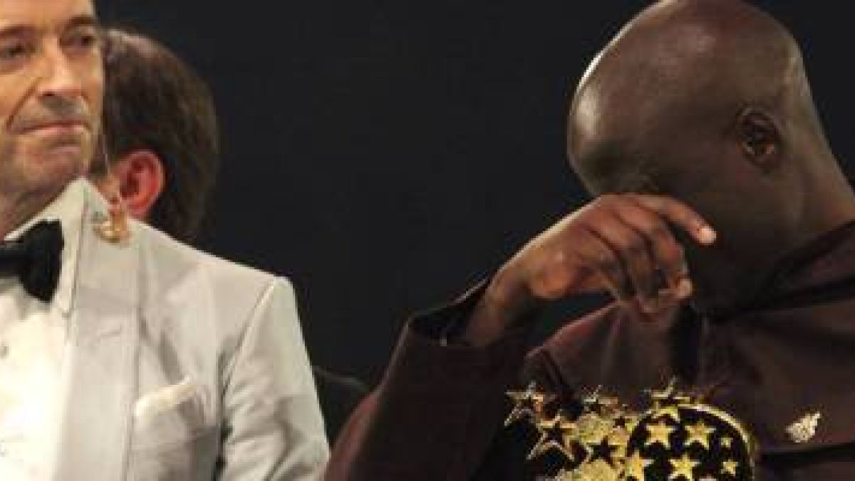 Peter Tabichi se emociona al recoger el premio de manos del actor Hugh Jackman