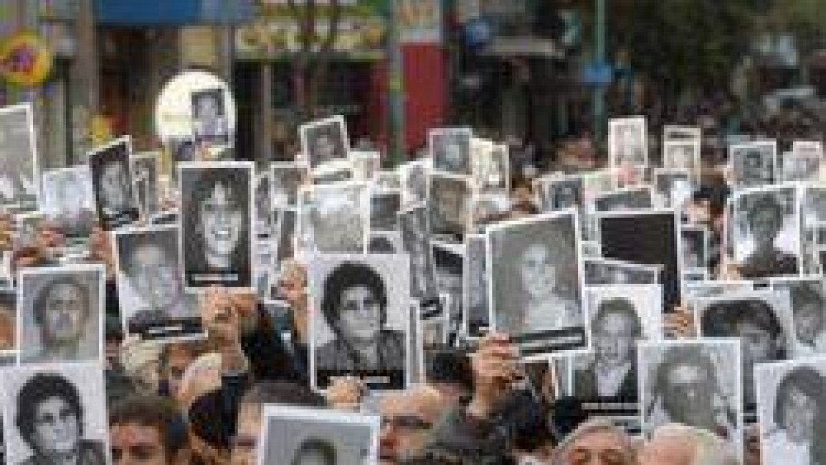 Un acto pidiendo justicia para las víctimas del atentado de la AMIA de 1994, que 25 años después sigue sin esclarecerse