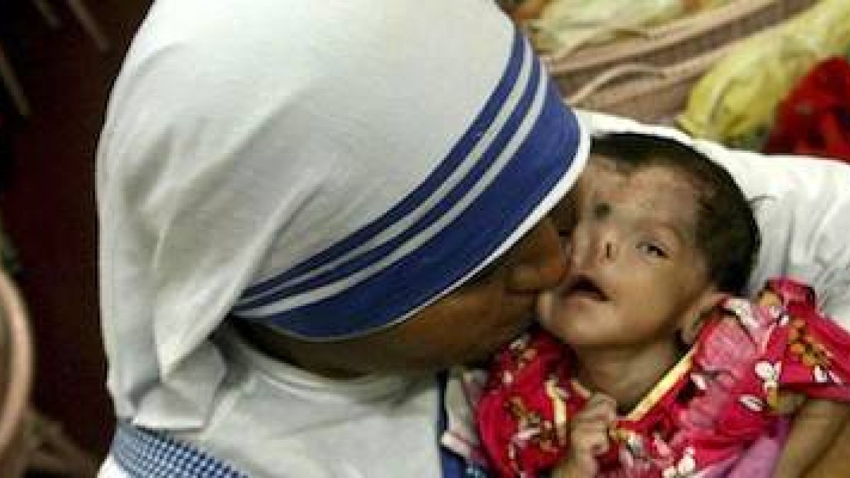 Miles de niños con discapacidades de toda clase son atentidos por las Misioneras de la Caridad de la Madre Teresa de Calcuta, y muchos son adoptados por familias que dan y reciben un amor que lo compensa todo.