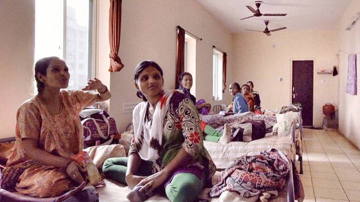 Granjas de mujeres para vientres de alquiler: una realidad en países como India o Ucrania. Gary Owen lamenta que se considere un asunto de derechos LGBT lo que es un asunto de derechos de las madres y de los niños.