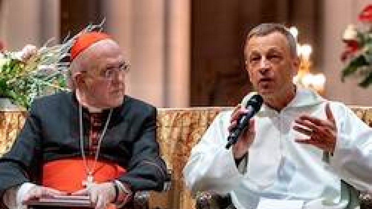 El cardenal arzobispo de Madrid, Carlos Osoro, junto al hermano Alois Löser, prior de la comunidad de Taizé, este sábado en la catedral de La Almudena. Foto: Wiesia Klemens / Archimadrid.