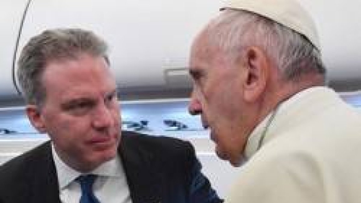 Greg Burke en uno de los viajes internacionales en los que acompañó al Papa Francisco