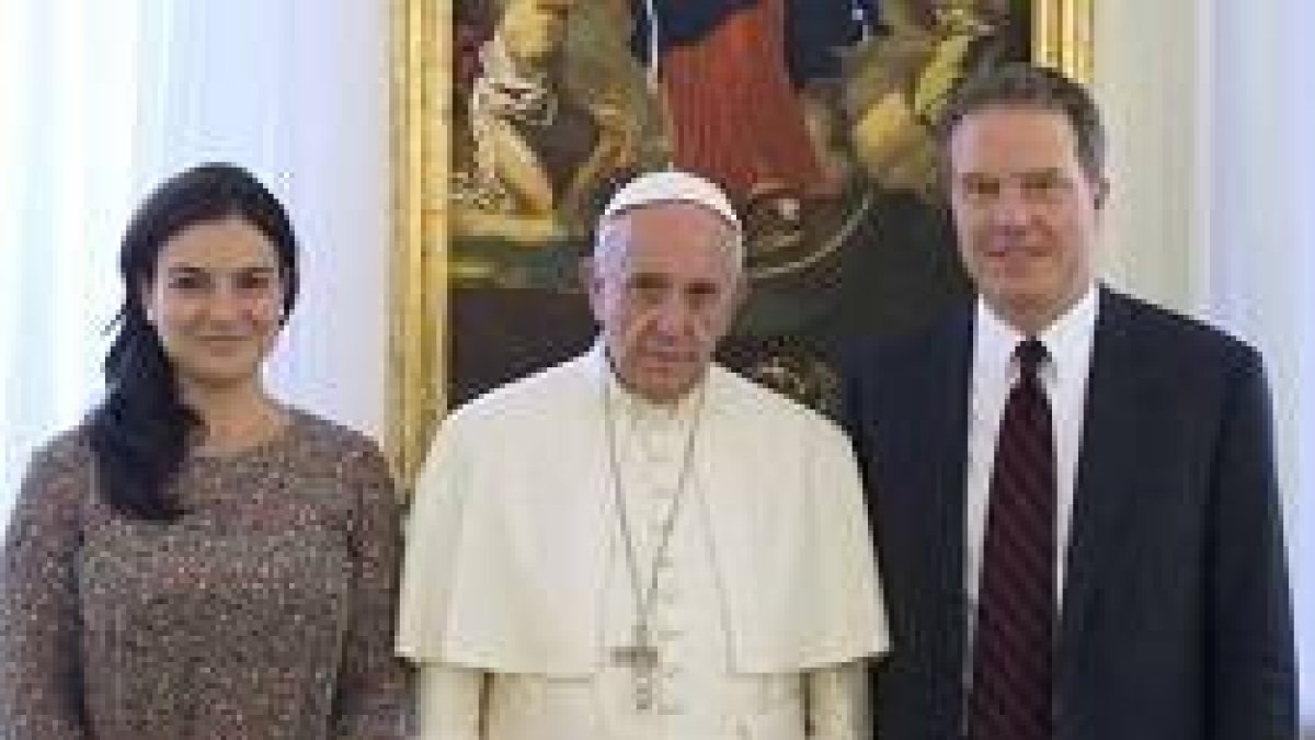 Paloma García Ovejero y Greg Burke, con el Papa Francisco tras sus nombramientos para dirigir la Oficina de Prensa de la Santa Sede
