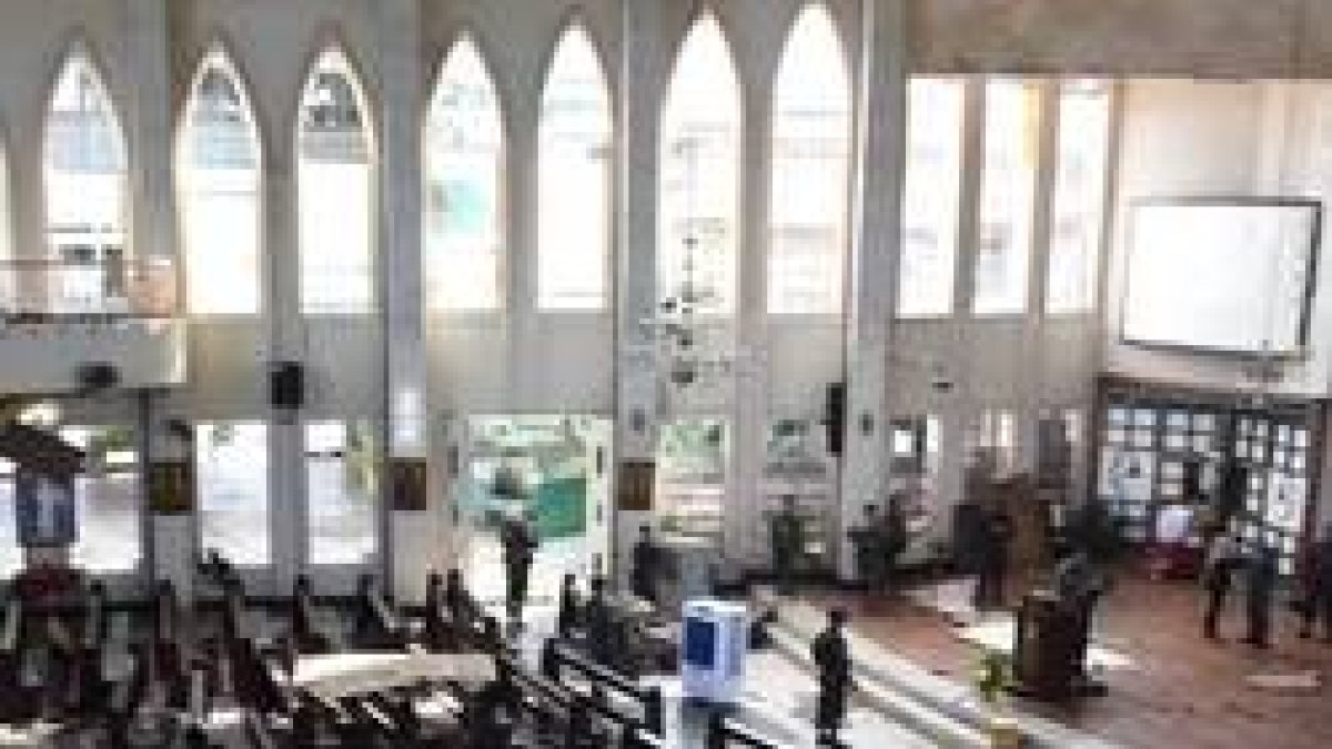 Atentado con dos hombres-bomba suicidas en la catedral de Jolo, que ha dejado 18 muertos y docenas de heridos