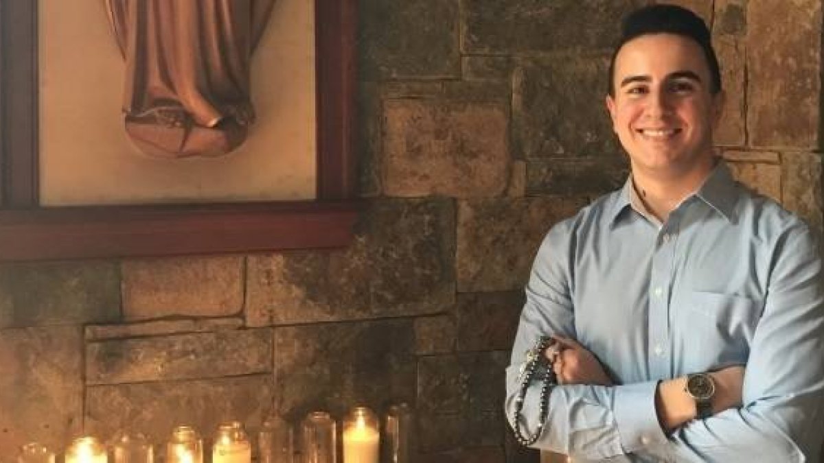 Allen Hooreh, con su rosario - de origen iraní, pero sin religión de niño, exploró el mundo de la meditación... y luego el cristianismo