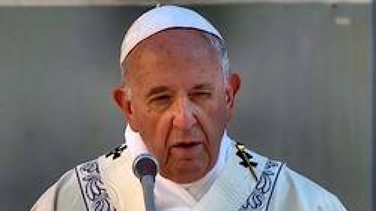 La Eucaristía, Dios bajo las apariencias de un trozo de pan, es una muestra de la forma humilde con la que actúa Su omnipotencia, dijo el Papa.
