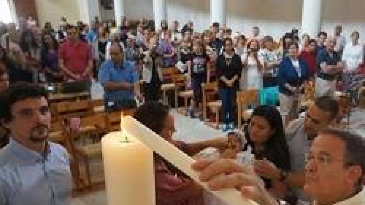 El padre David Neuhaus, durante un bautizo de católicos de lengua hebrea en 2014. Fuente: CNS