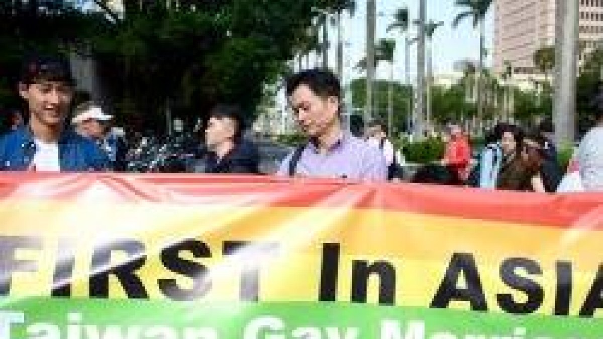 Los políticos de Taiwán han redefinido el matrimonio e impuesto bodas gays 6 meses después de que el 67 por ciento del voto popular se negara en un referéndum