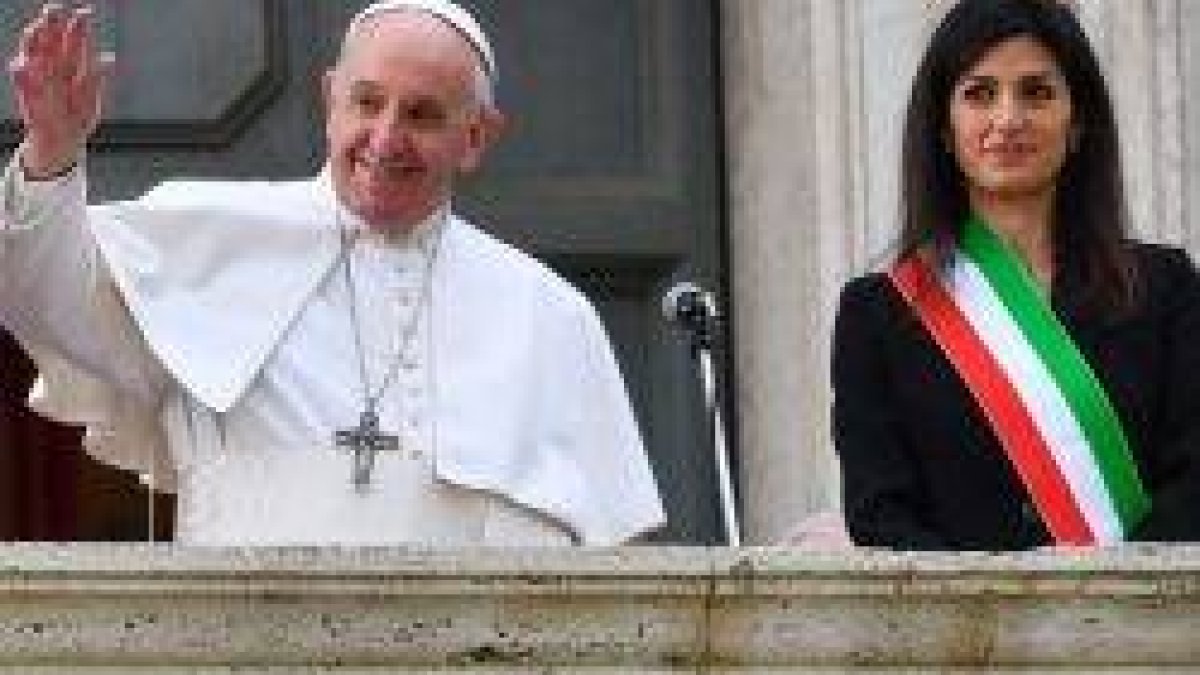 El Papa Francisco con la alcaldesa de Roma, Virginia Raggi, en su visita al Ayuntamiento en la colina capitolina
