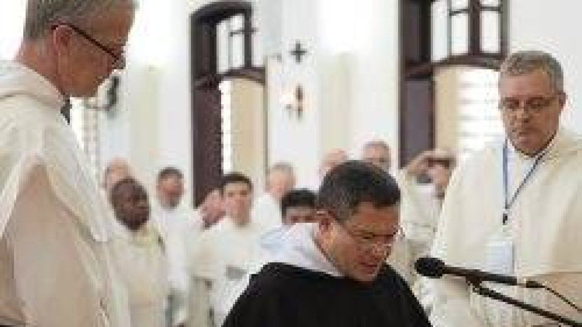Gerard Francisco Timoner, nuevo superior de los dominicos, de rodillas reza la Profesión de Fe
