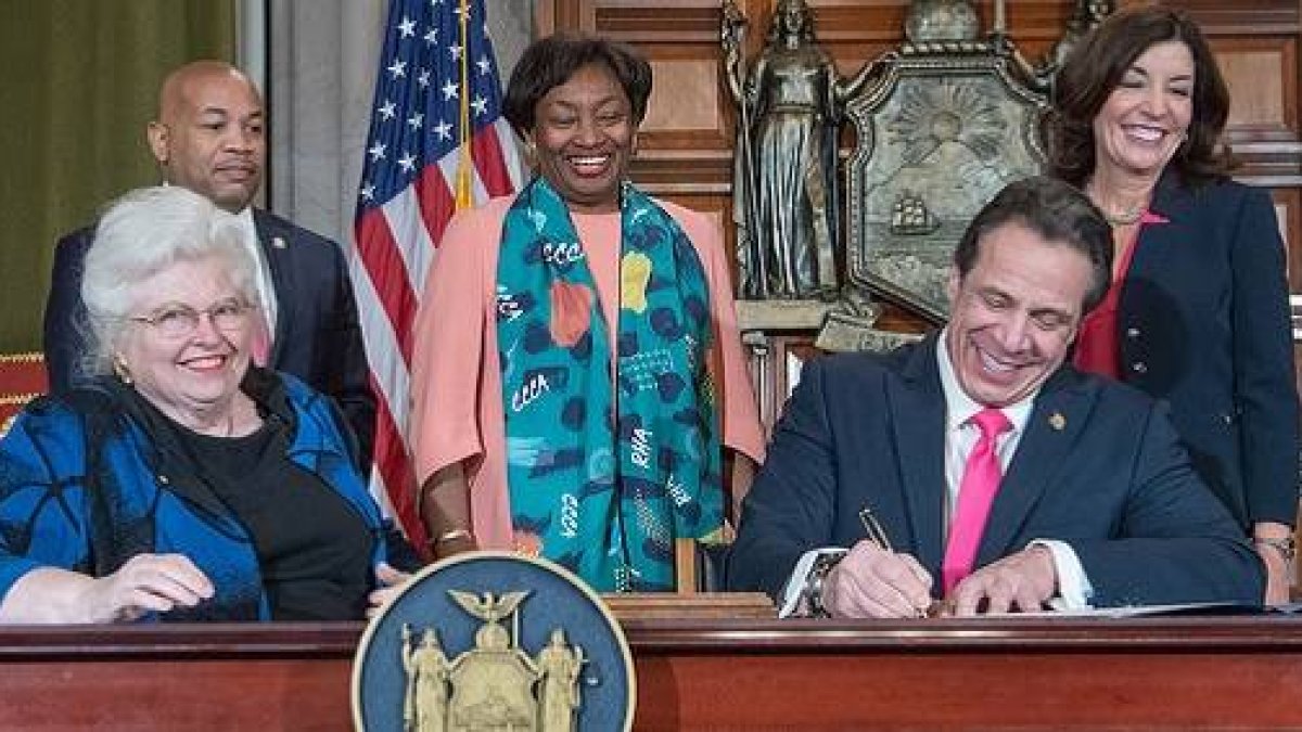 Un sonriente Andrew Cuomo firma la ley que permite abortar hasta el momento antes del parto. A su lado, una de las abogadas del caso Roe v. Wade, que legalizó el aborto en EEUU