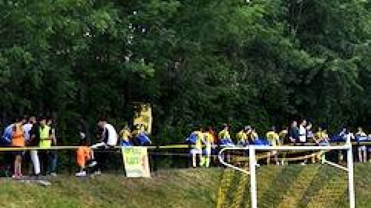 Las jugadoras vaticanas se retiran entristecidas del partido que no pudieron disputar tras ser reventado el ambiente festivo por los grupos feministas.
