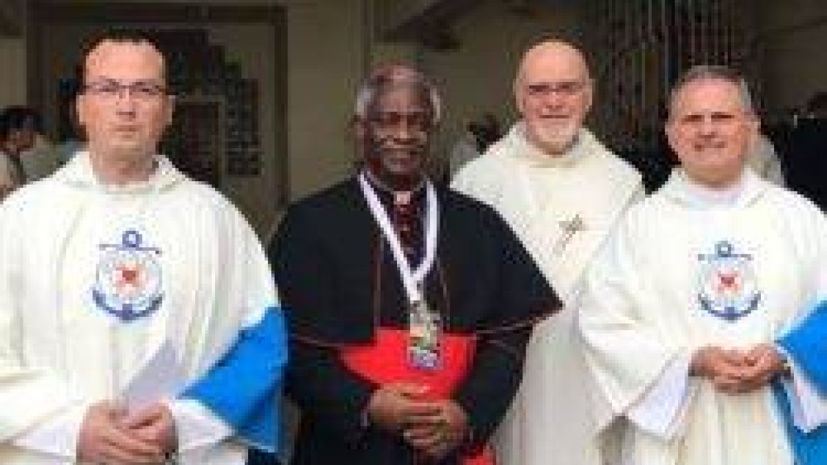 El cardenal Turkson con unos capellanes de pastoral del mar en un encuentro de 2017