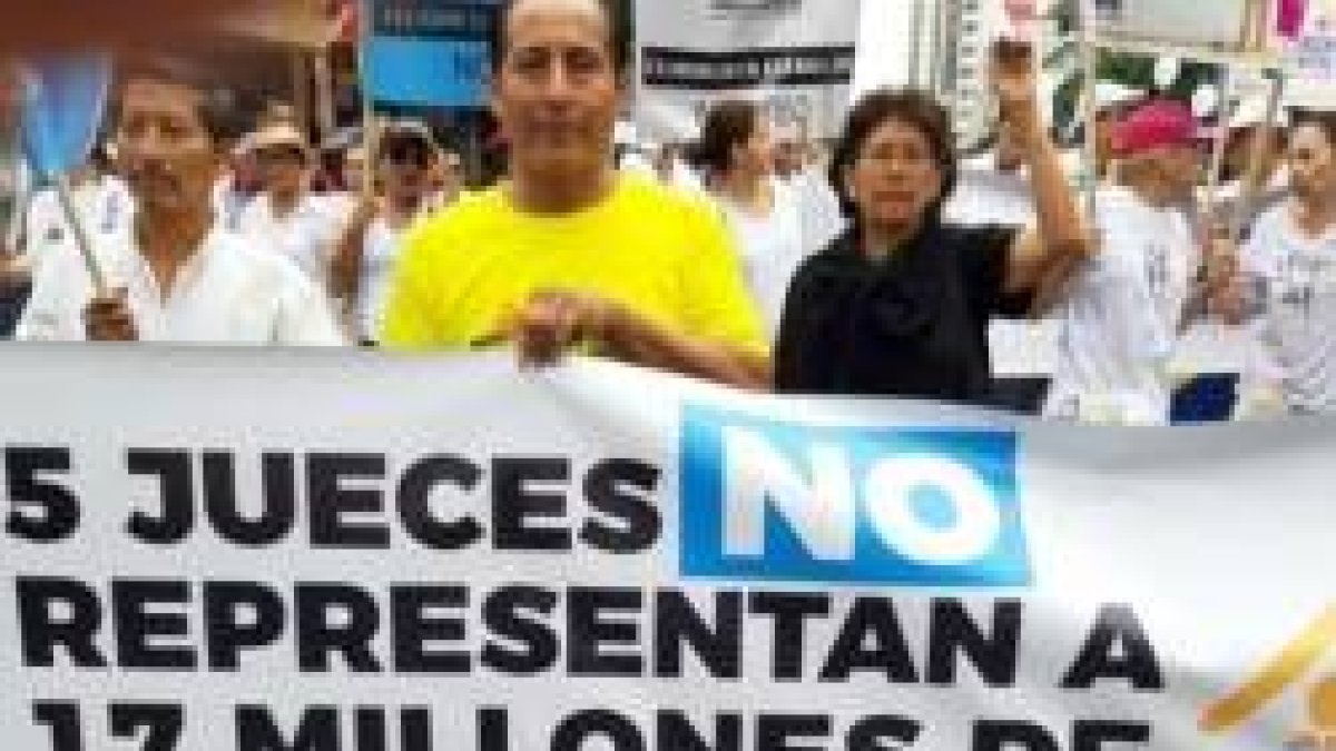 ¿Pueden 5 jueces cambiar la definición de matrimonio de una Constitución sin consultar al pueblo que la votó hace pocos años?