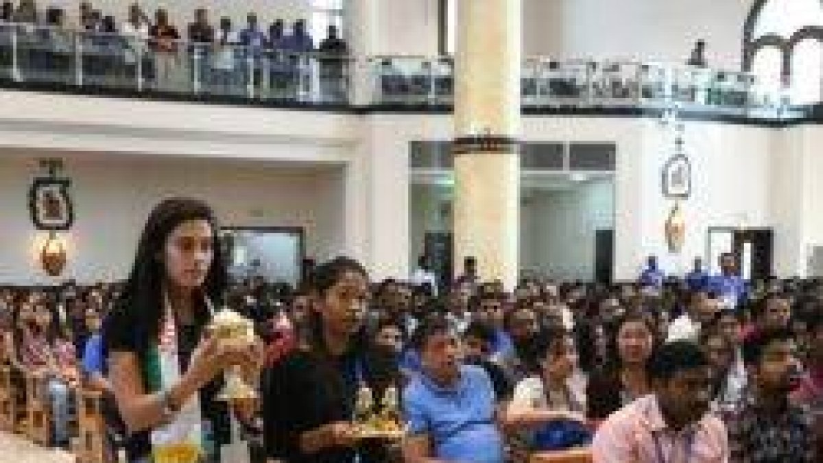 Entrega de ofrendas en una misa en Emiratos Árabes... hay más de tres millones de cristianos en los países de la Península Arábiga