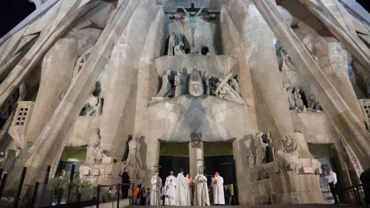 Omella bendijo Barcelona desde la fachada de la Pasión -dura, triste, como pedía Gaudí- en la vigilia del Corpus Christi en la Sagrada Familia