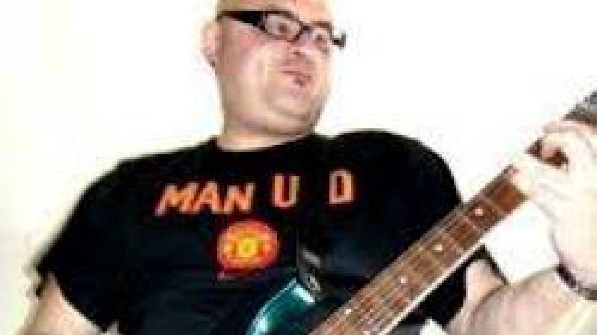 Vicente Esplugues es sacerdote de Verbum Dei y un entusiasta del heavy metal