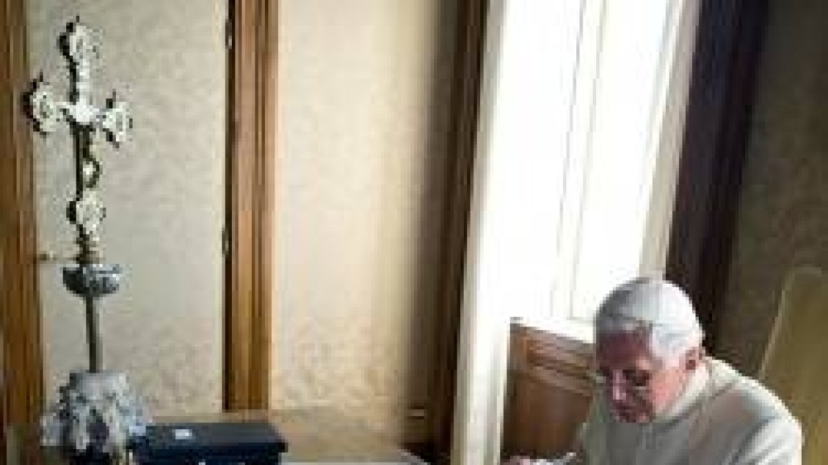 Benedicto XVI está retirado pero recibe visitas, debate de teología y Biblia y escribe las ideas que se le ocurren