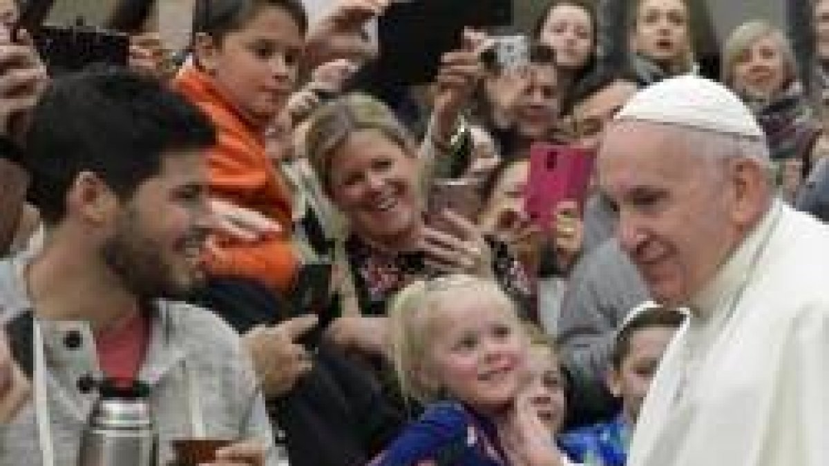 El Papa saluda en la audiencia a un peregrino que le ofrece el tradicional mate argentino