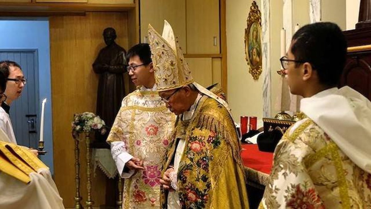El cardenal Zen se prepara para decir misa tradicional en Hong Kong.