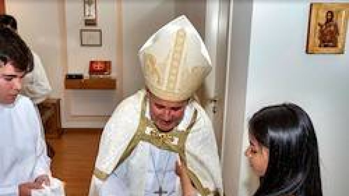 Monseñor Iceta  bautiza a uno de los 17 niños salvados de morir abortados.