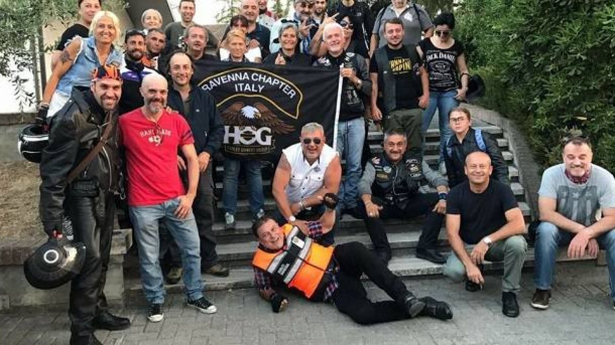El padre Cappelli, a la izquierda de la imagen, vestido de negro y un pañuelo en la cabeza, junto a un grupo de moteros con los que realiza peregrinaciones