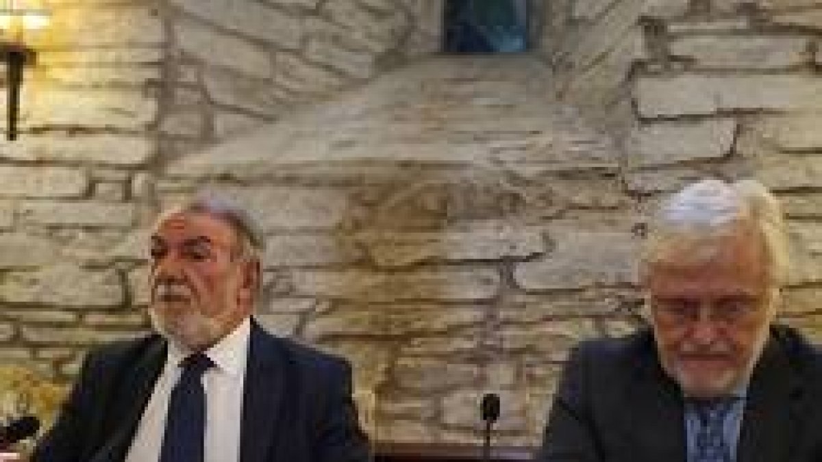 Jaime Mayor Oreja estuvo acompañado en la presentación por el catedrático Agustín Dosil