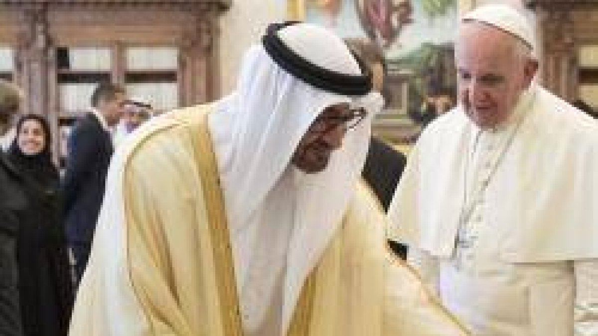 Mohamed bin Sayed, príncipe heredero de Abu Dhabi, visitó en 2016 el Vaticano y al Papa Francisco