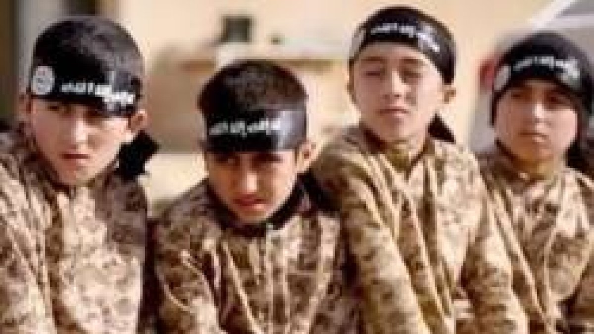 Niños en uno de los vídeos propagandistas de Estado Islámico - en Siria e Irak tuvieron hijos a los que adoctrinaron en su loco fanatismo