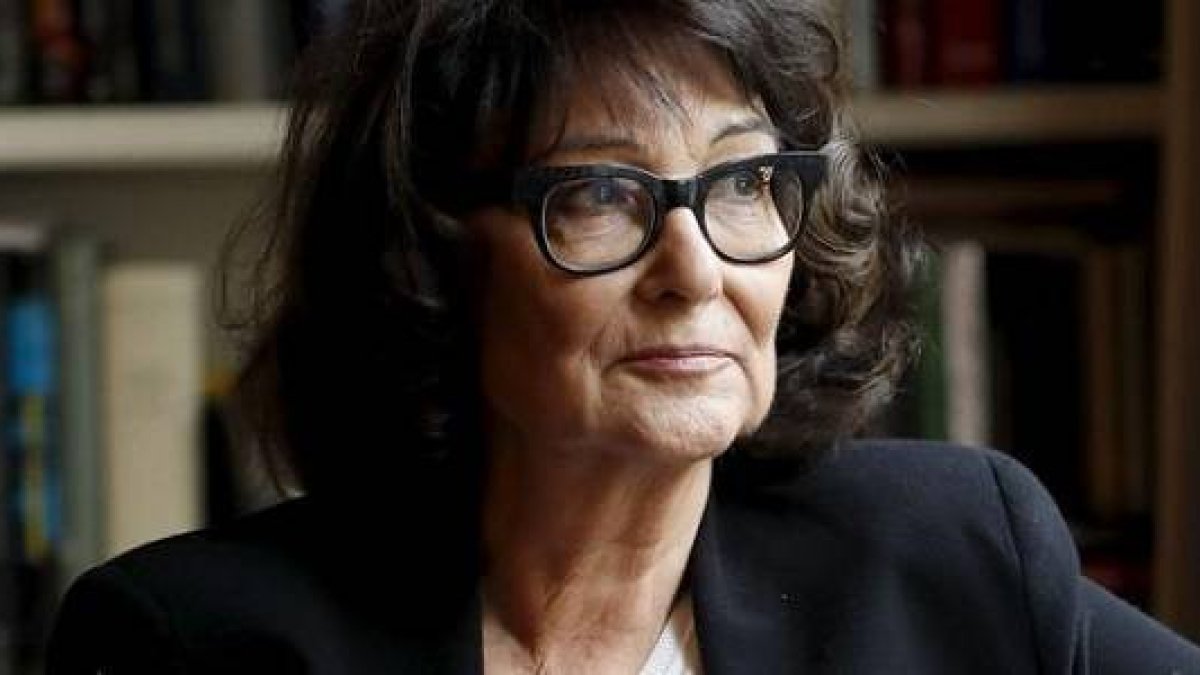 Agacinsky además de oponerse a los vientres de alquiler no apoya la adopción por parte de parejas del mismo sexo
