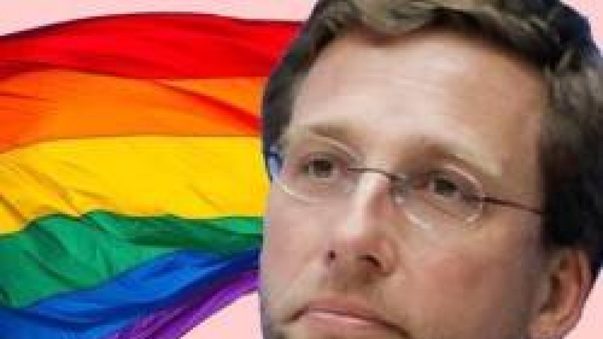 El nuevo alcalde de Madrid, Almeida, del PP, hará los mismo que su predecesora Carmena en el Orgullo Gay: la bandera de un lobby en el balcón de todos