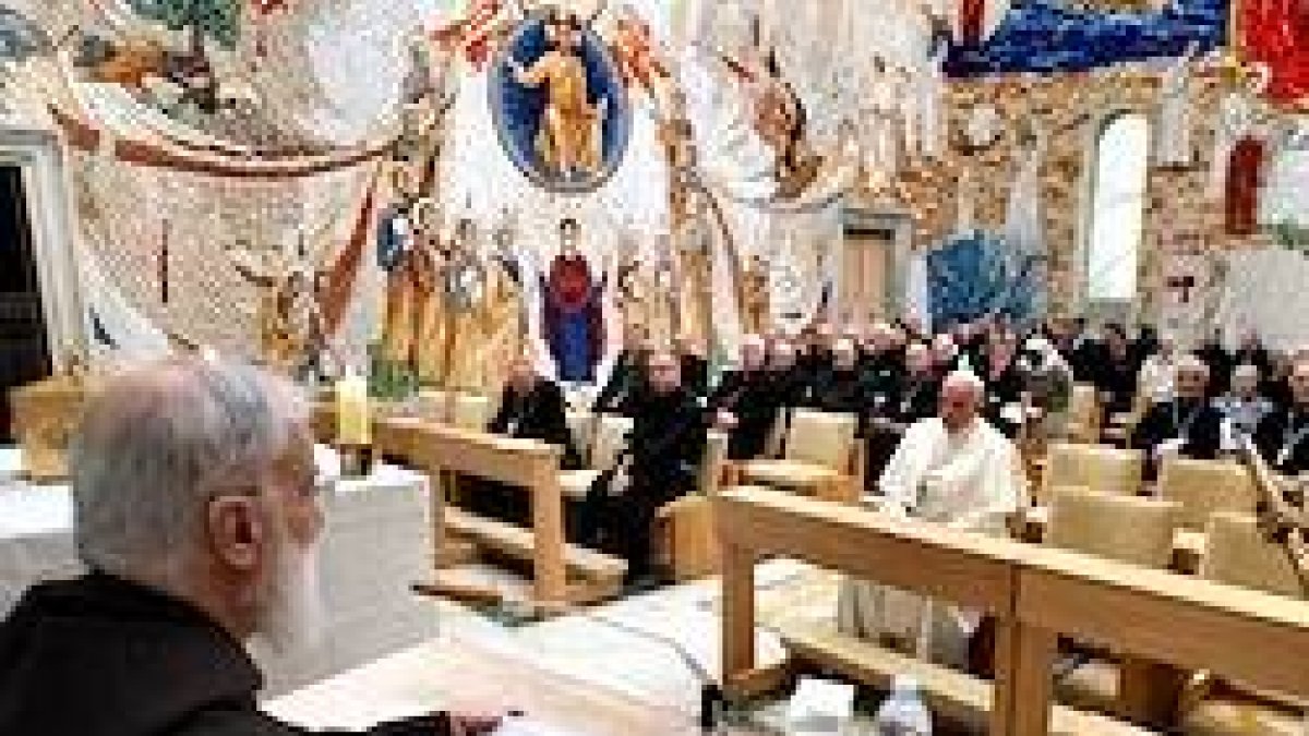 El padre Cantalamessa, durante una de sus predicaciones cuaresmales de este año: consagró la de este viernes a la idolatría y al pecado como forma de idolatría.