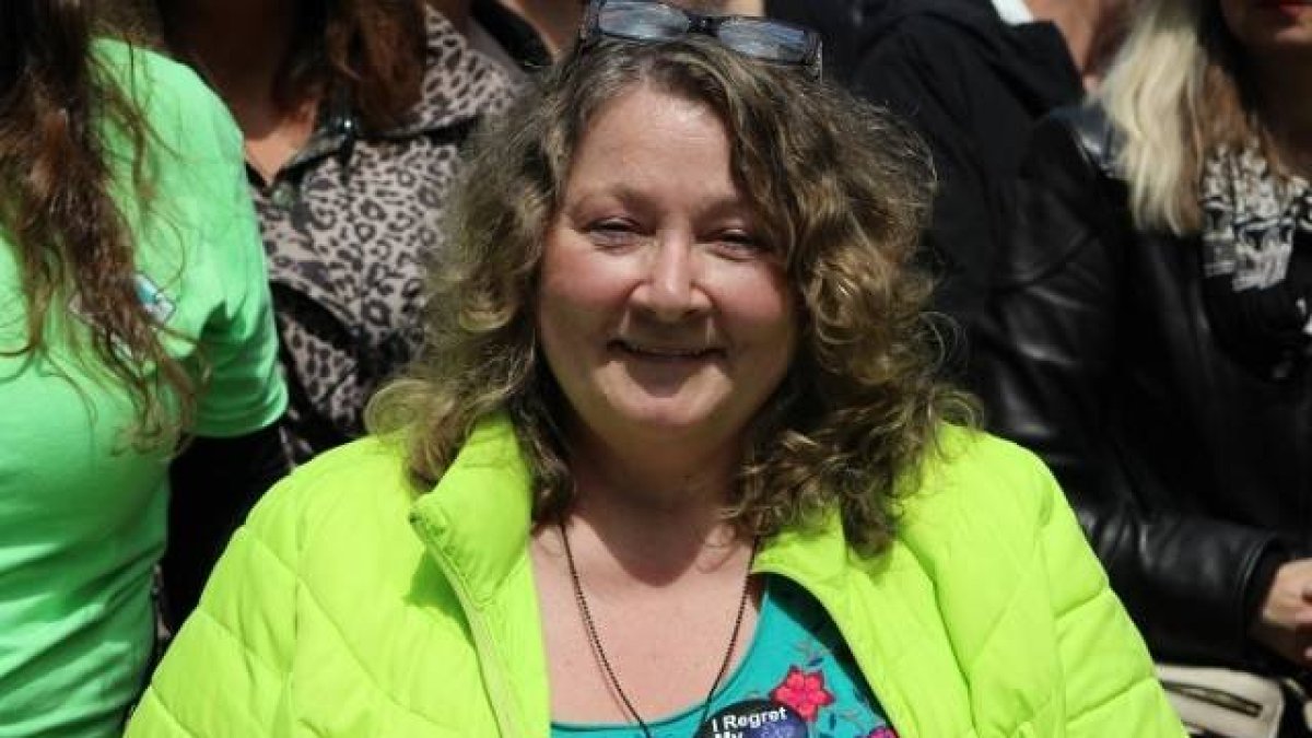 Leslie Dean realiza ahora ecografías a mujeres que se plantean abortar, y al igual que le ocurrió a ella muchas se sorprenden al escuchar el latido de su bebé