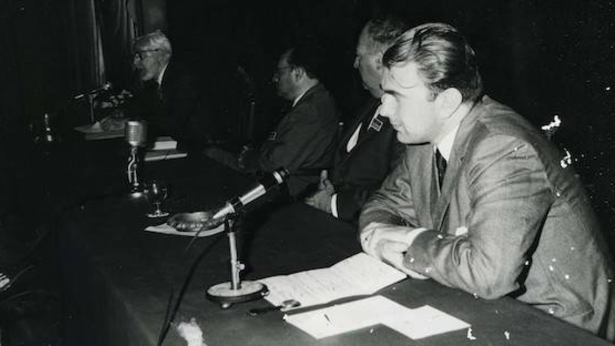 En primer término, Carlos Alberto Sacheri, uno de los más importantes intelectuales católicos de la segunda mitad del siglo XX en Argentina. Fue asesinado cuando salía de misa en compañía de su esposa y sus hijos.