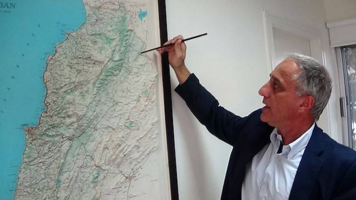 Fouad Abou Nader, ante el mapa del Líbano. Su único objetivo es que sus descendientes sigan viviendo en el país.