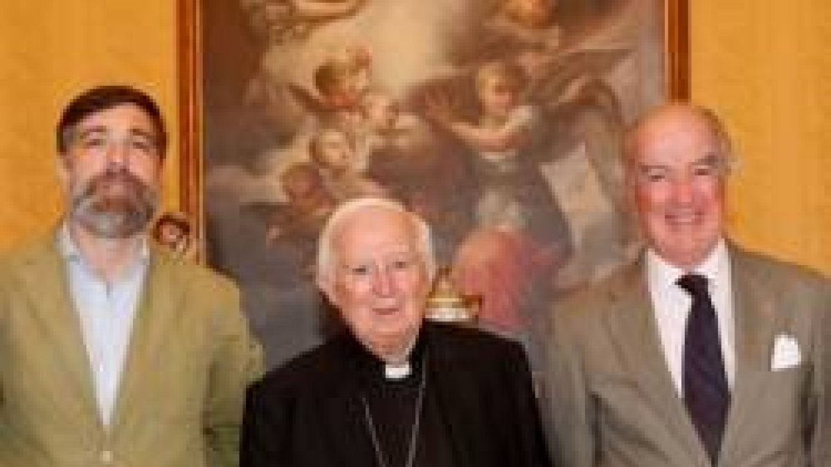 De izquierda a derecha, Álvaro Pérez, de AIN Levante; el cardenal Antonio Cañizares; y Antonio Sáinz de Vicuña, de AIN España