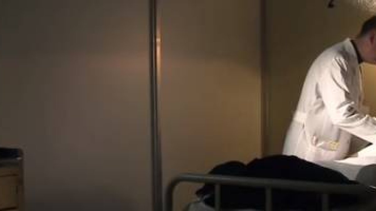 Un sacerdote atiende un enfermo en plena noche en el Servicio Sacerdotal de Urgencia... el servicio incluye también muchos ayudantes laicos