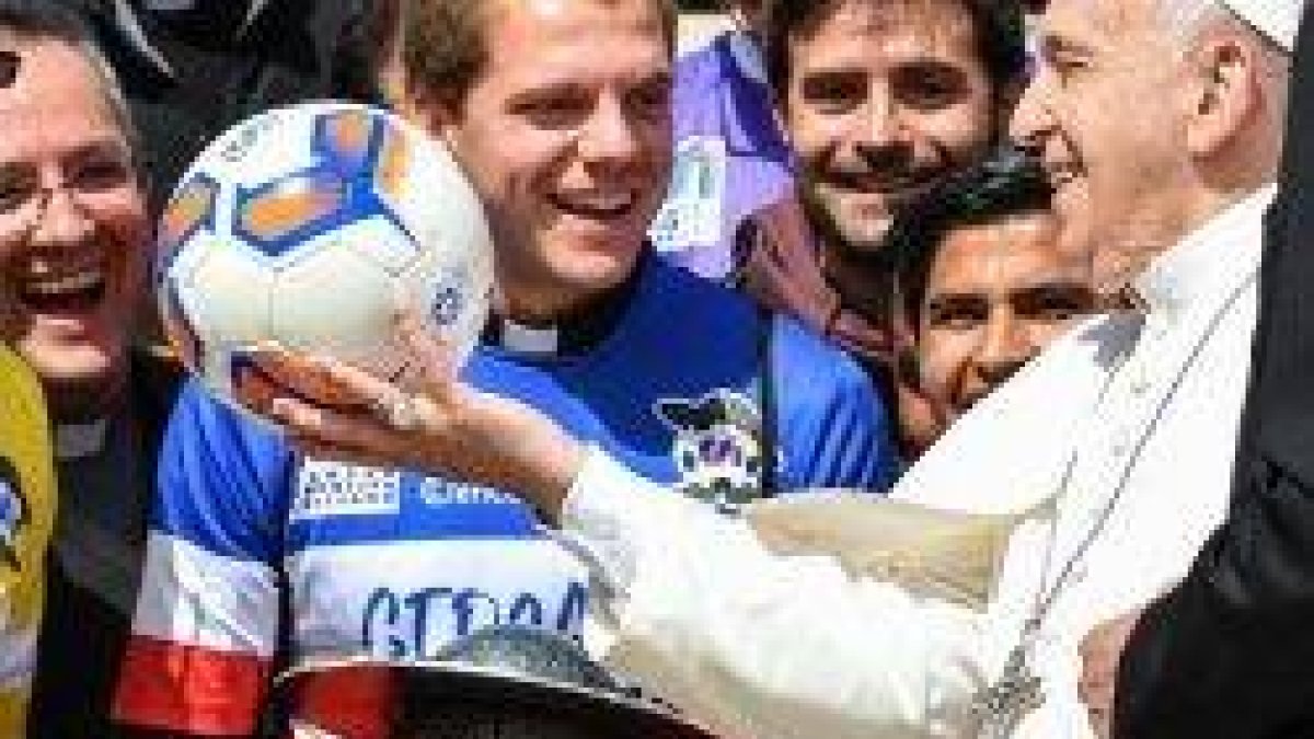 El Papa bromea con algunos sacerdotes que juegan a fútbol en la Clericus Cup... empieza un ciclo de catequesis sobre Hechos de los Apóstoles
