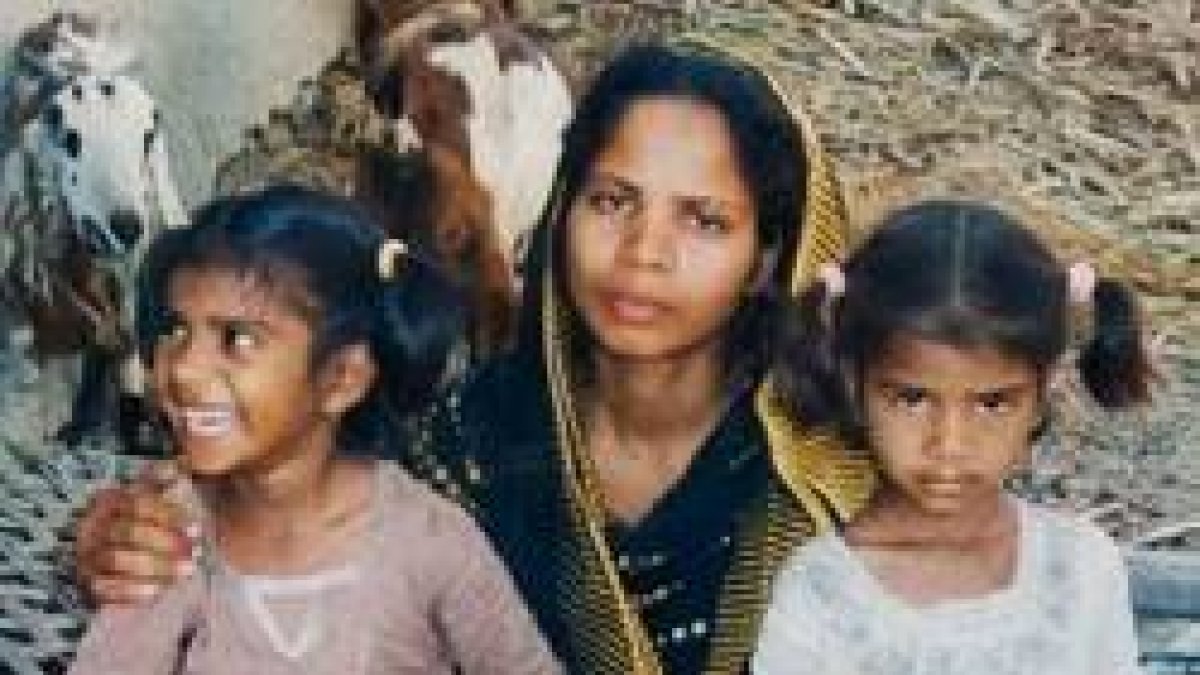 Asia Bibi, con sus hijas antes de ser encarcelada