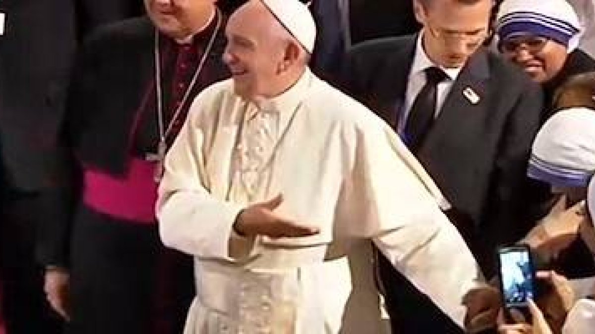 Al concluir su discurso, Francisco saludó a los religiosos presentes en el acto.