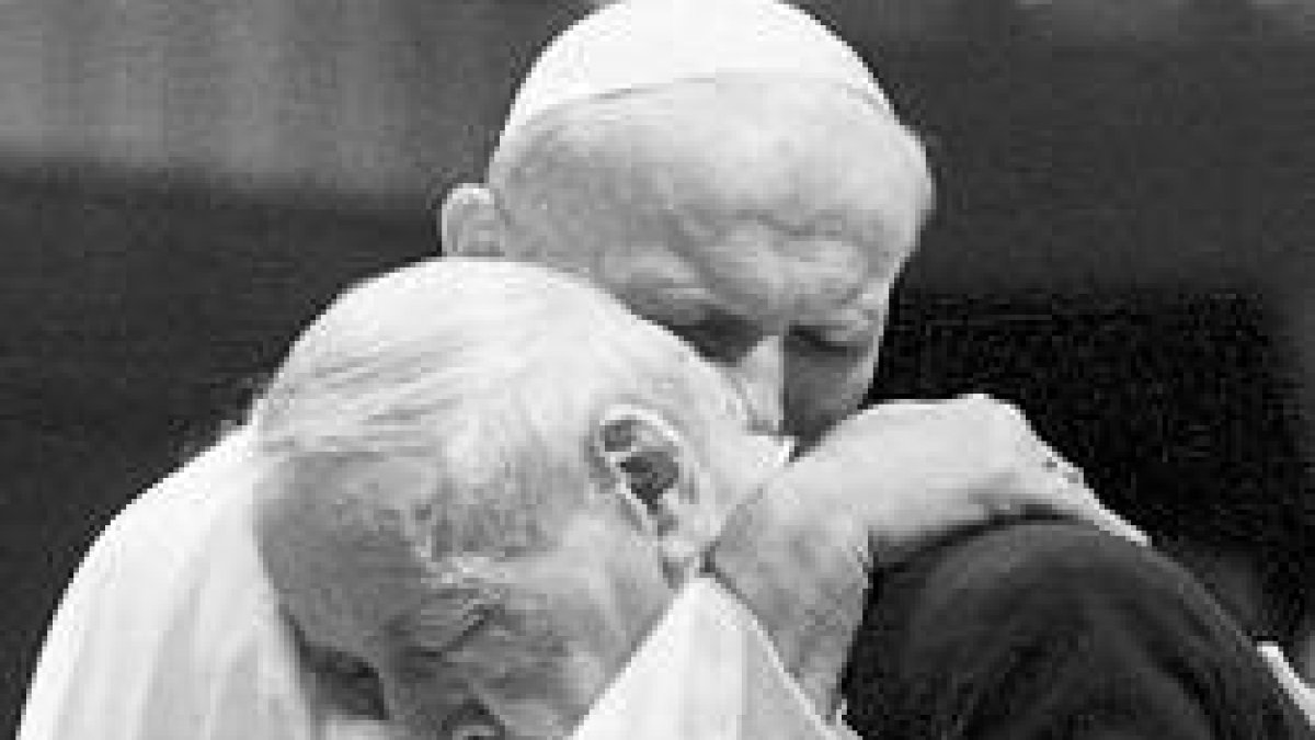 La imagen del emocionado abrazo del cardenal Wyszyński a su amigo Juan Pablo II dio la vuelta al mundo