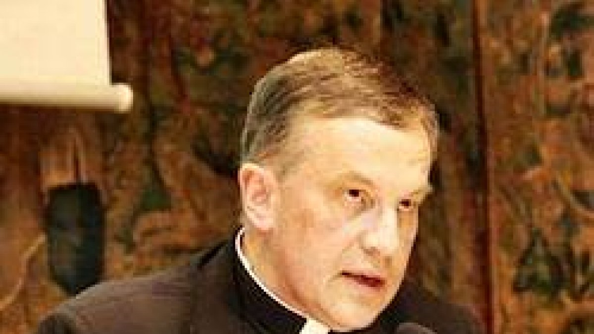 Monseñor Patrick Descourtieux es un buen conocedor de la Curia Romana, a la que ha pertenecido durante muchos años en distintos destinos.