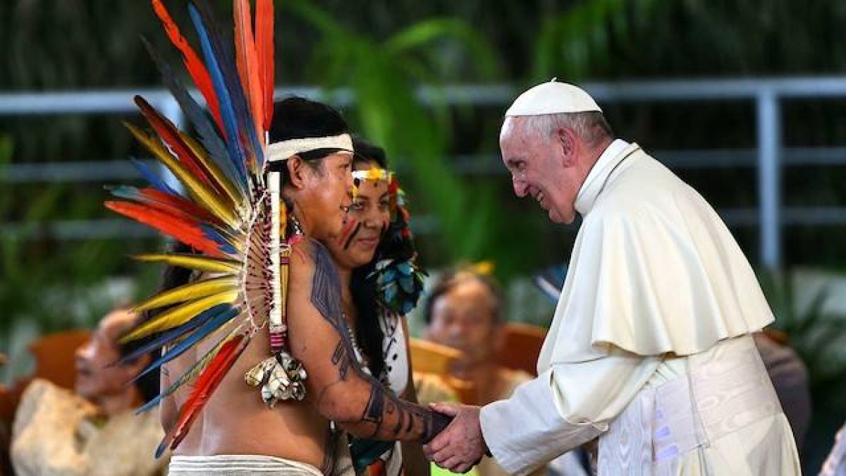 Francisco, junto con representantes de pueblos indígenas durante su viaje a Perú en enero de 2018.