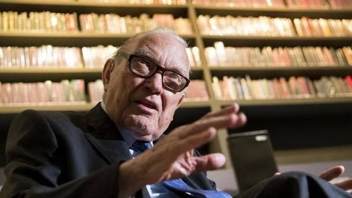 Pere Roquet lleva décadas buscando Biblias por rincones de todo el mundo