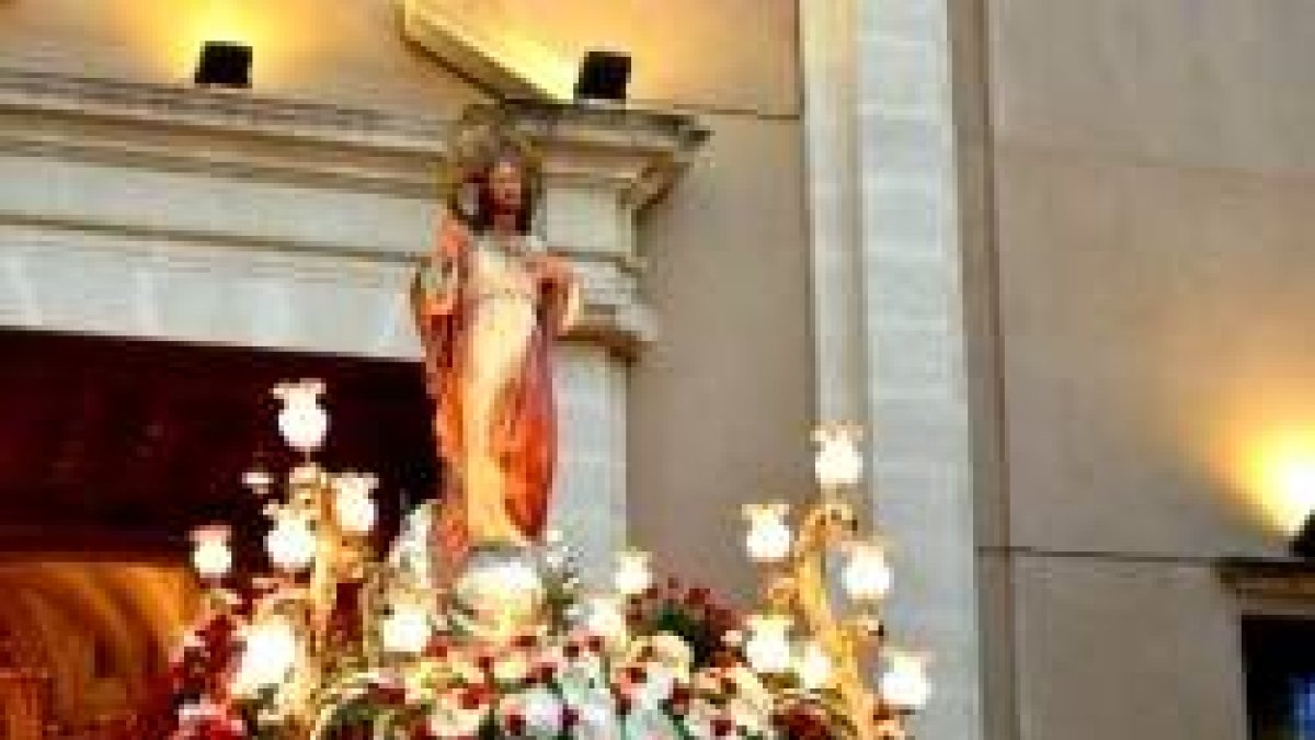 Procesión del Sagrado Corazón en Torre de Cotillas, Murcia... muchos pueblos expresan su devoción al Corazón de Jesús
