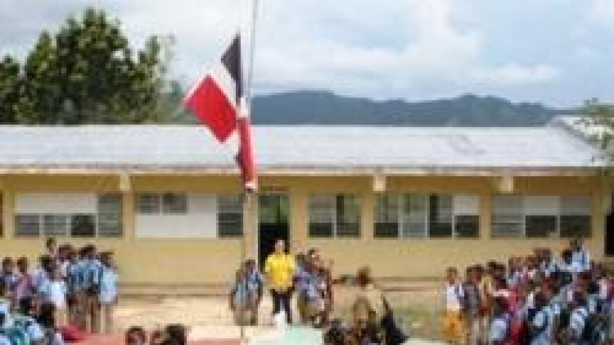 Izada de bandera en una escuela pública de República Dominicana - el Gobierno quiere adoctrinar en ideología de género sin consultar a las familias
